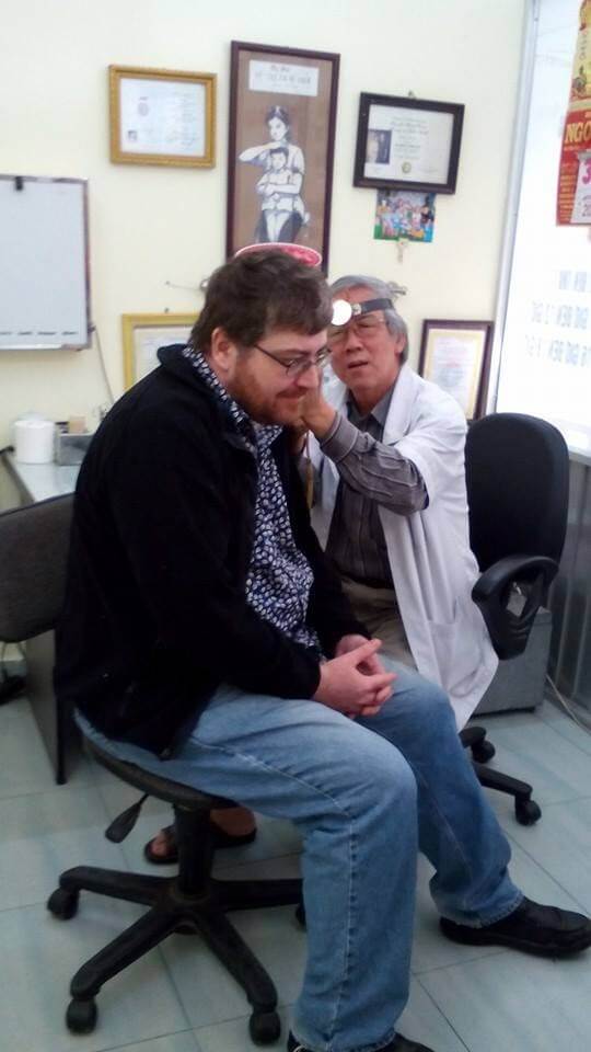 Bác sĩ Phạm Sỹ Hoãn đang thăm khám cho bệnh nhân