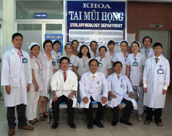 Bác sĩ Huỳnh Anh cùng đồng nghiệp