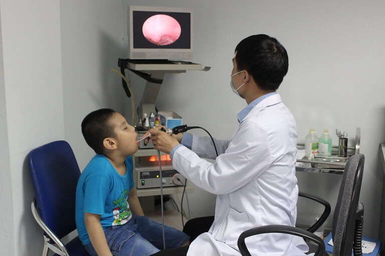 Bác sĩ Huỳnh Anh khám bệnh tận tình cho bệnh nhân
