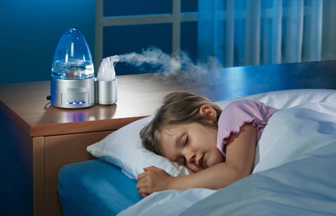 Cấp ẩm cho không khí trong phòng bằng việc đặt máy phun sương để hạn chế trẻ bị chảy máu mũi