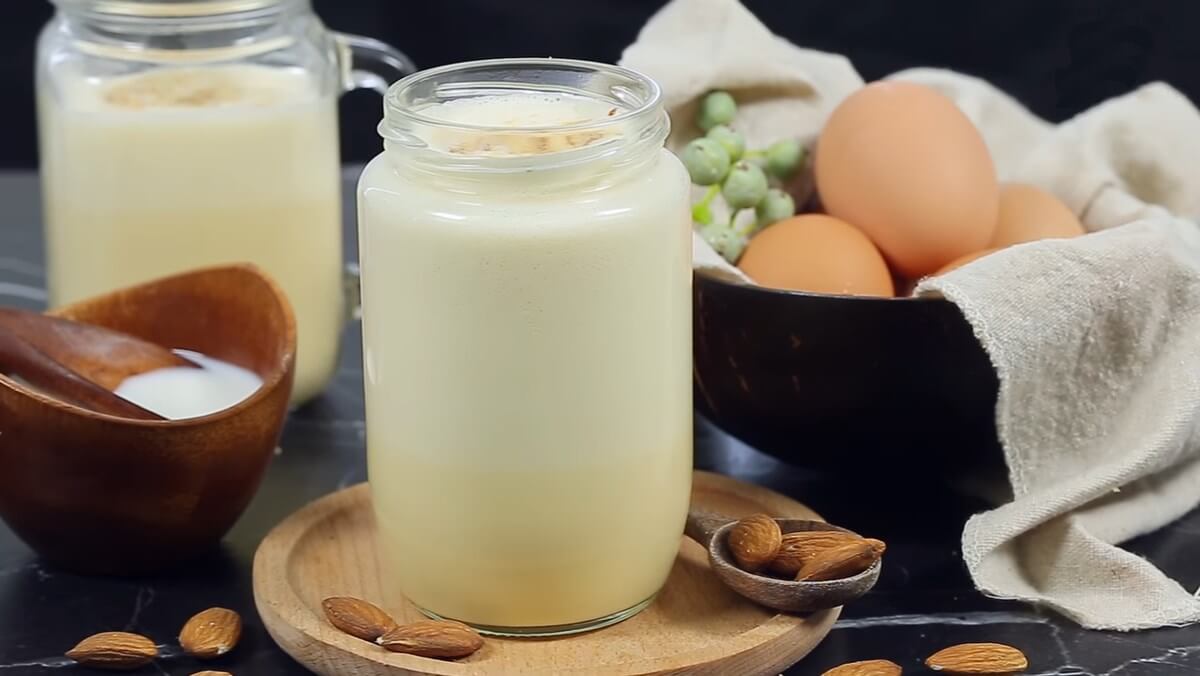 Trẻ bị dị ứng với nguồn thức ăn của mẹ như trứng, sữa, cũng có thể gây ra bệnh chàm sữa