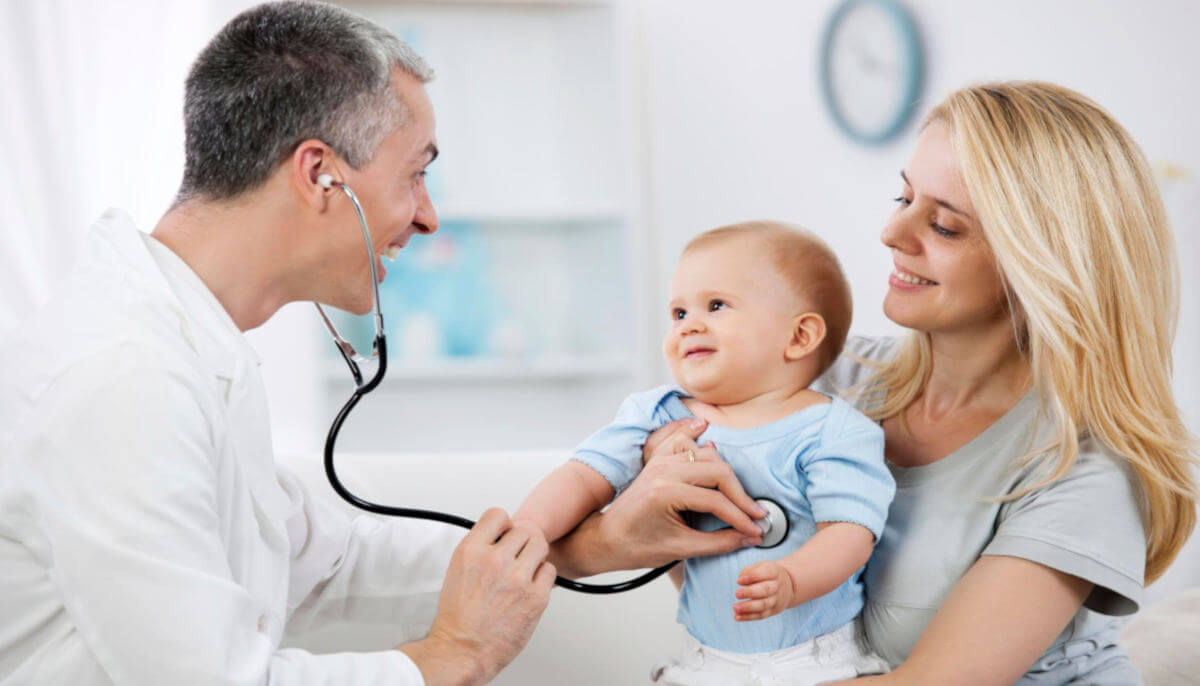 ba mẹ nên đưa trẻ đến cơ sở y tế chuyên khoa da liễu để thăm khám, và tìm ra biện pháp điều trị kịp thời