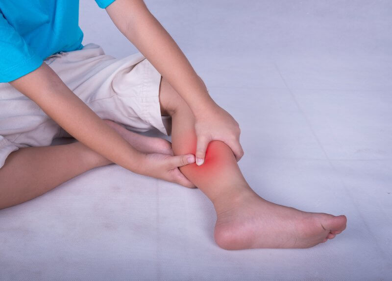 trẻ bị đau nhức chân về đêm