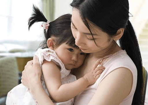 mẹ có thể kể chuyện giúp con giảm bớt sự chú ý, mất tập trung về cơn đau