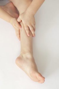 Trẻ bị đau nhức chân về đêm do đau xương tăng trưởng