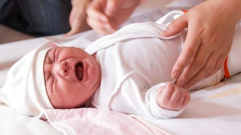 Bé hay quấy khóc khi bị đầy hơi chướng bụng