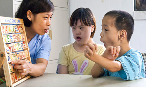 Cho trẻ theo học tại những trường lớp chuyên biệt dành riêng cho trẻ mắc hội chứng Down