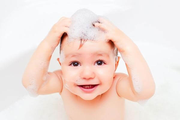 Giữ gìn vệ sinh cơ thể cho bé thật sạch sẽ. Tắm gội hàng ngày