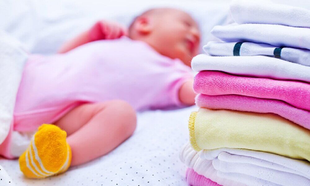 Nên cho bé mặc đồ cotton hoặc các chất liệu quần áo thấm hút mồ hôi nhanh.