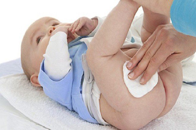 Vệ sinh vùng kín cho trẻ thường xuyên để trẻ không bị hăm