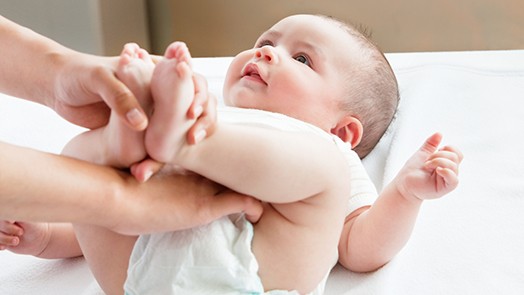 Mẹ nên thay tã, bỉm thường xuyên cho bé để tránh tình trạng nước tiểu, phân ngấm vào vết hăm