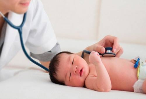 Cho trẻ đi khám bác sĩ để tránh được nguy cơ tổn thương dây thanh quản do khàn giọng kéo dài.