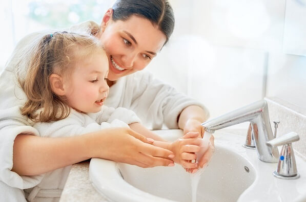 dạy trẻ biết rửa tay thường xuyên bằng xà phòng nhất là sau khi đi vệ sinh và trước khi ăn