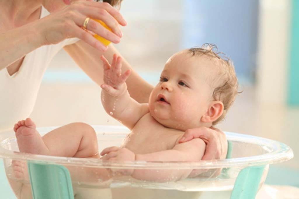 Mẹ vệ sinh cơ thể sạch sẽ cho bé