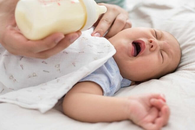 Trẻ quấy khóc do nấm miệng