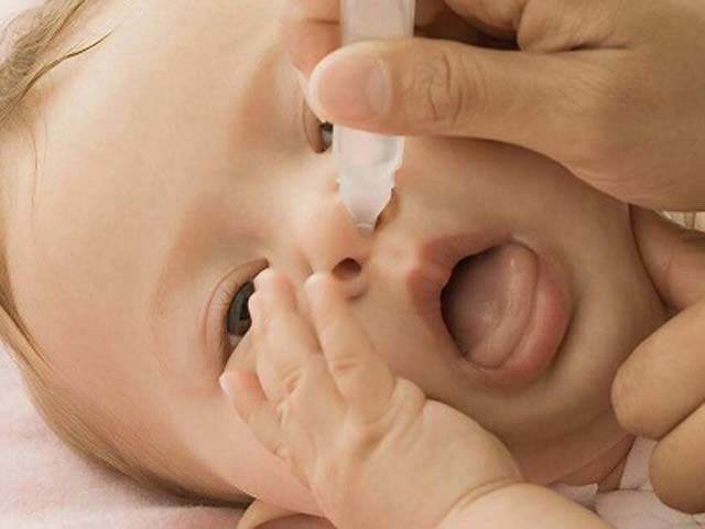 Làm sạch mũi cho trẻ một cách thường xuyên