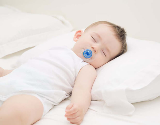 Kê cao gối sẽ mang lại cảm giác dễ thở hơn cho bé