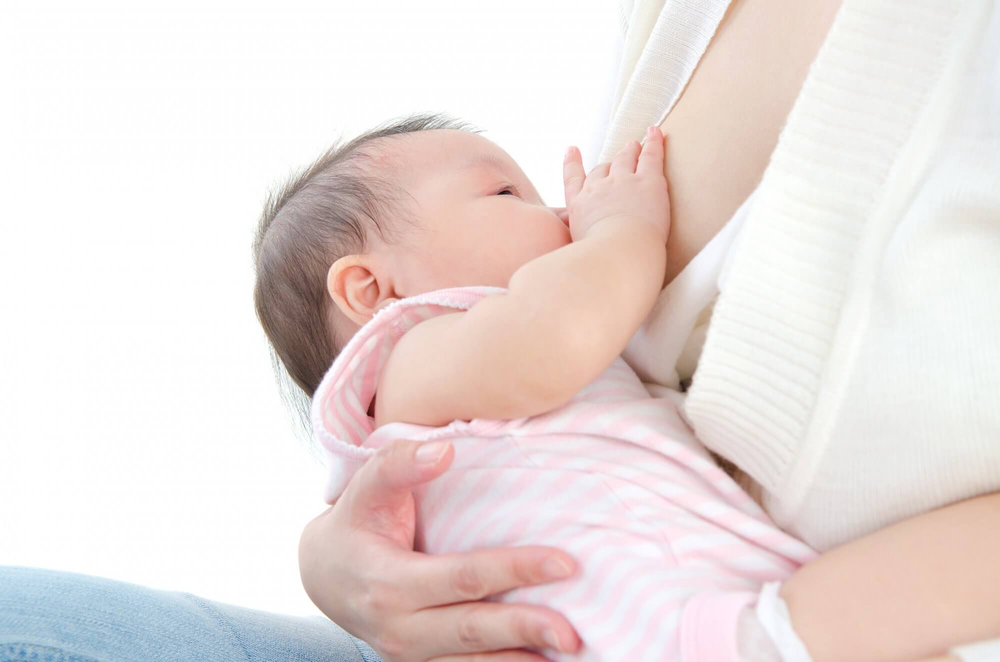 Chế độ bú mẹ hợp lý giúp bé không bị nghẹt mũi