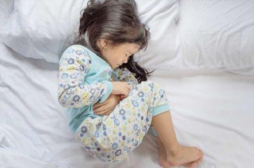 Khi bé bị nhiễm khuẩn đường ruột thì thường sẽ có các biểu hiện như đau quặn bụng