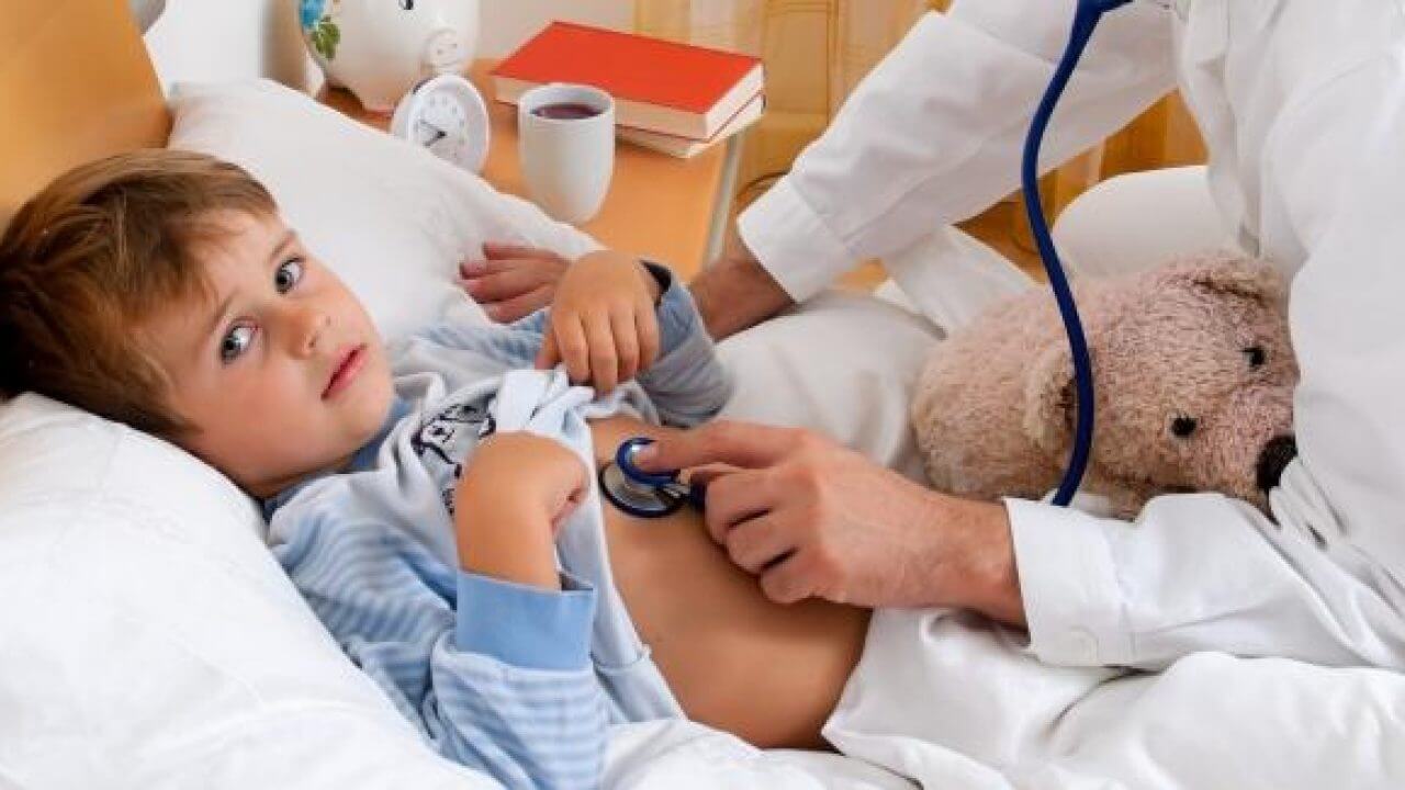 Nếu tình trạng nhiễm khuẩn đường ruột trở nặng, ba mẹ nên đưa trẻ đi bệnh viện để chữa trị kịp thời