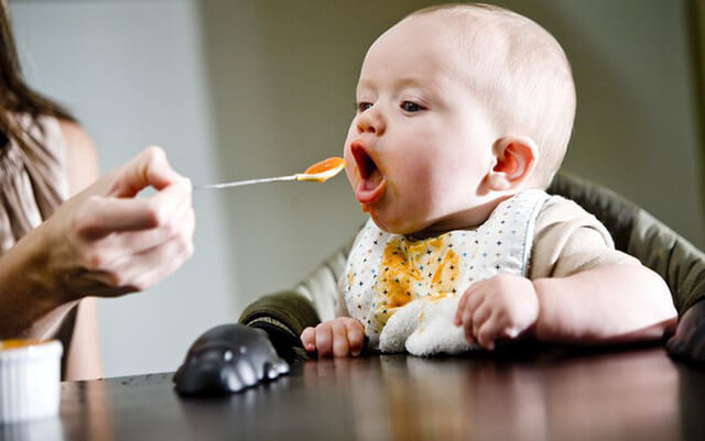 Cho trẻ ăn các loại thức ăn mềm, lỏng, dễ tiêu hóa như cháo, súp,…khi trẻ bị nhiễm khuẩn đường ruột