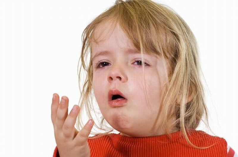 Trẻ bị nhiễm virus RSV có triệu chứng Ho nhiều, ho dữ dội và tình trạng họ liên tục xuất hiện ngày một nhiều