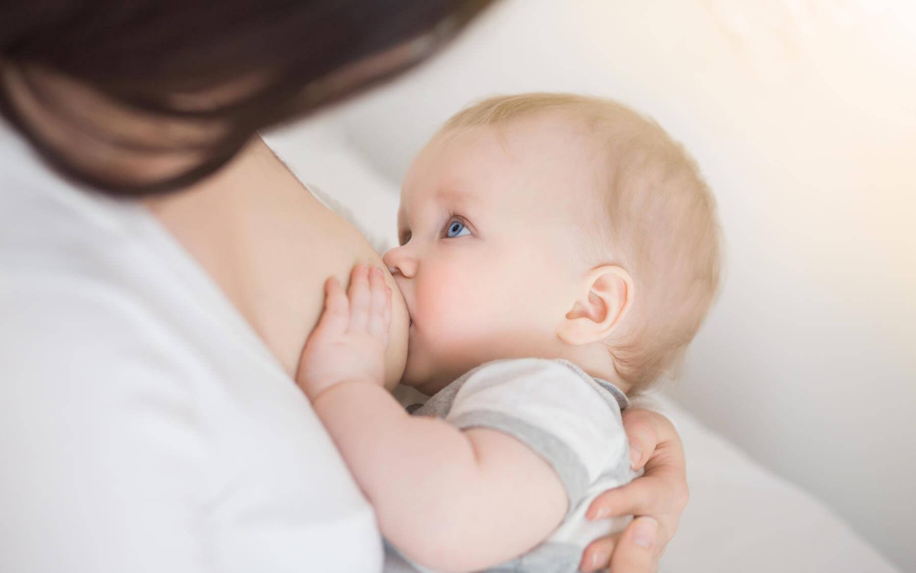 trẻ bị sặc sữa khi bú mẹ