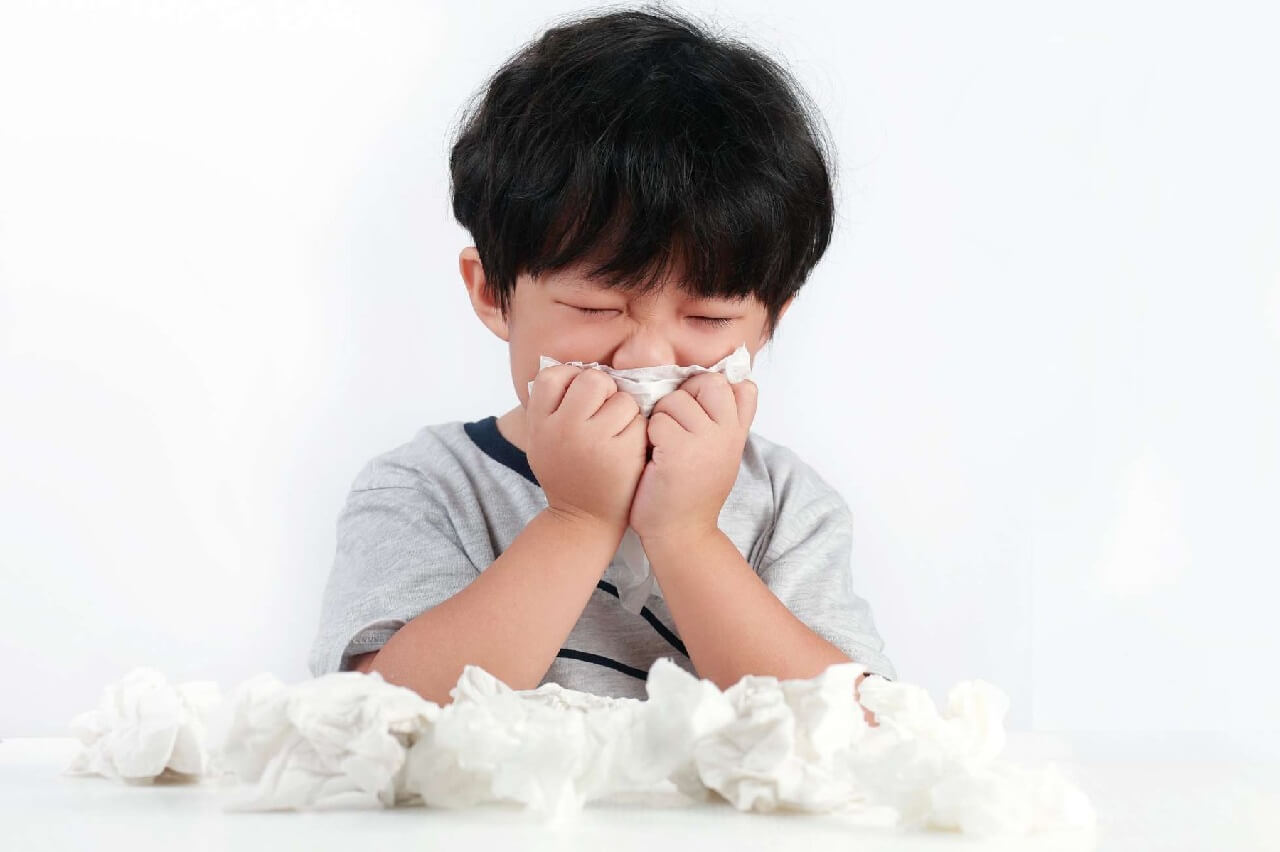 Trẻ bị sổ mũi do dị ứng 