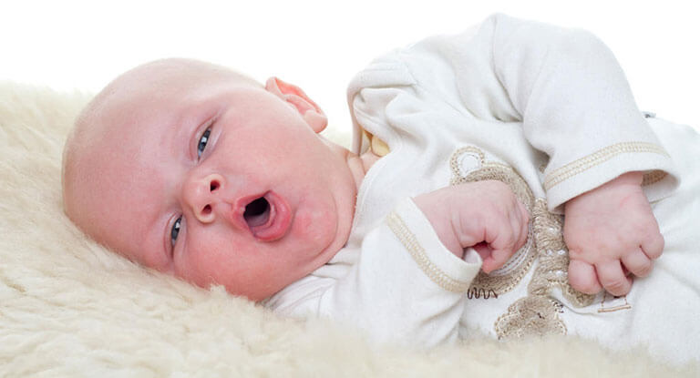 Trào ngược dạ dày khiến khiến trẻ thở khò khè, ho kéo dài, khàn giọng
