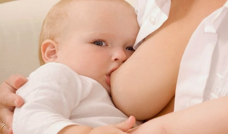 Chia nhỏ lượng sữa trong mỗi lần bú khi trẻ sơ sinh bị trào ngược dạ dày