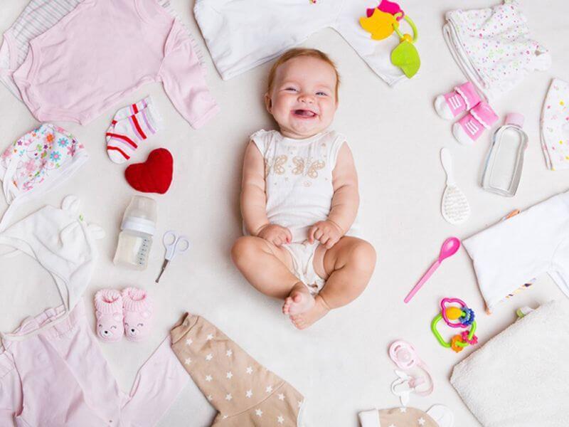 Cho bé mặc quần áo rộng rãi và thoải mái để hạn chế tình trạng trẻ sơ sinh bị trào ngược dạ dày