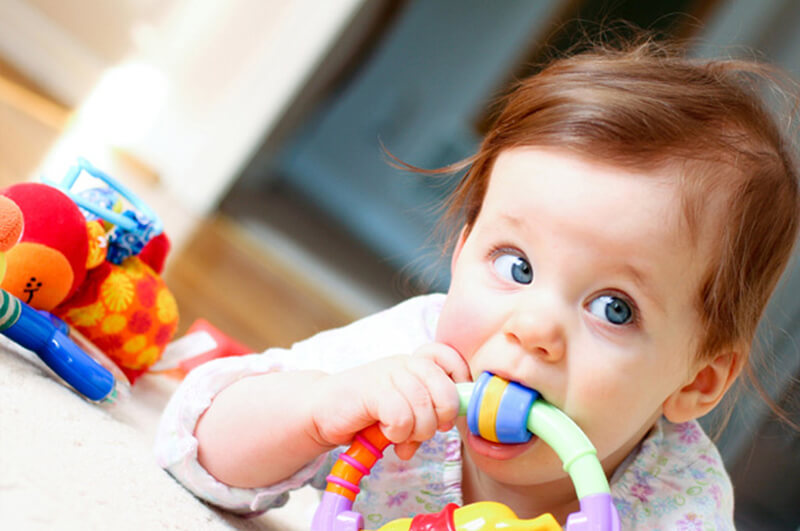 Mẹ Không cho trẻ ngậm đồ chơi hoặc ăn đồ ăn không đảm bảo vệ sinh