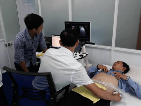Bác sĩ đang thăm khám cho bệnh nhân tại phòng khám Hồng Phúc