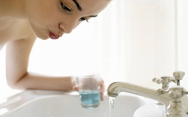 Vệ sinh khoang mũi, khoang họng sạch sẽ, súc miệng bằng nước muối