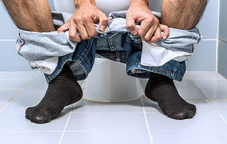 Táo bón là một trong những nguyên nhân gây ra đau rát hậu môn