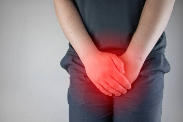Nam giới bị đau tinh hoàn thường có cảm giác đau bên trái hoặc phải của tinh hoàn
