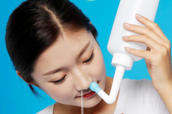 Một trong những cách chữa viêm xoang tại nhà đơn giản nhất là rửa mũi bằng nước muối