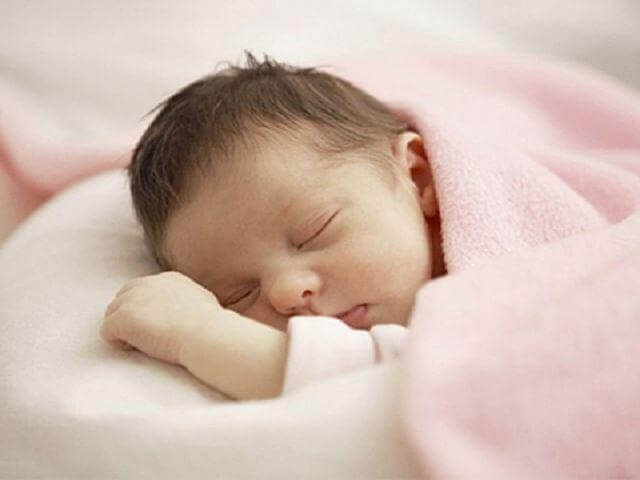 Dấu hiệu nhận biết trẻ sơ sinh đang ngủ li bì khi tổng thời gian ngủ của bé trong ngày nhiều hơn so bình thường