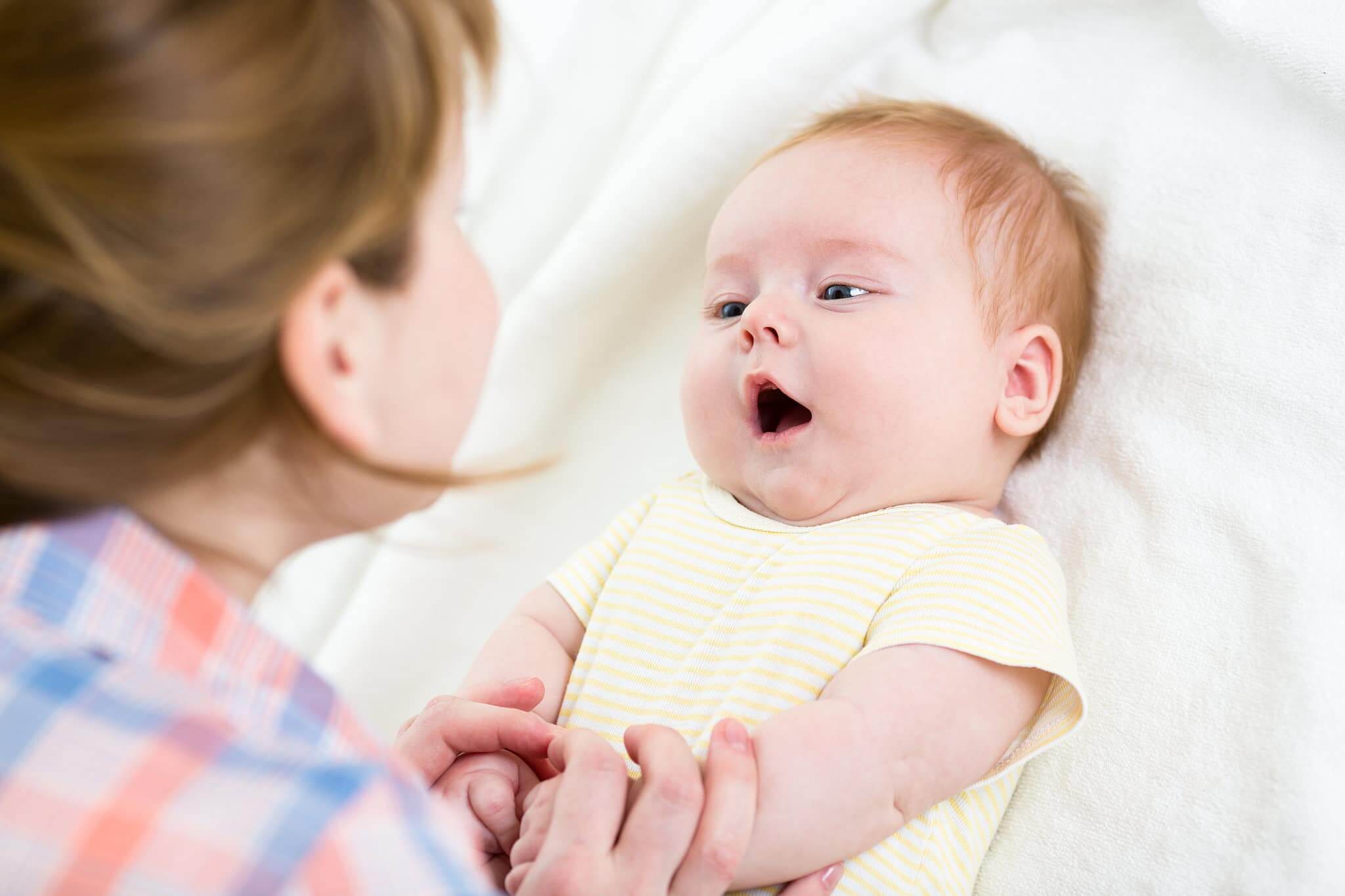Trẻ sơ sinh vui chơi quá mức vào ban ngày có thể khiến bé mệt mỏi
