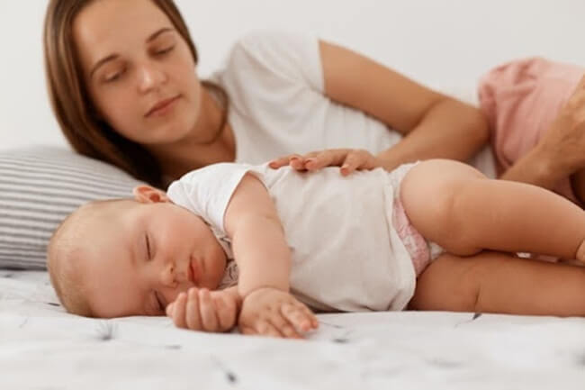 Cách đánh thức trẻ sơ sinh ngủ li bì hiệu quả nhất?