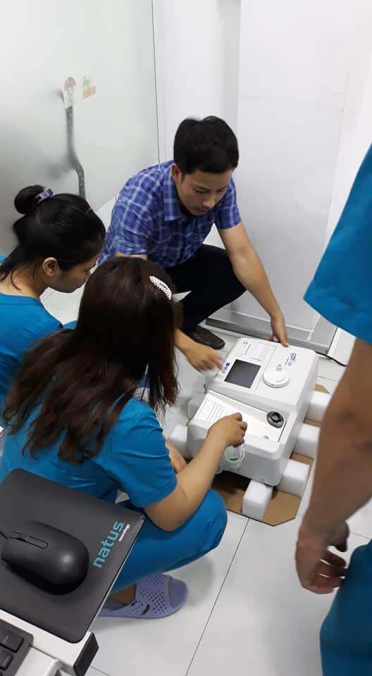 Các nhân viên y tế đang trang bị máy móc đo loãng xương