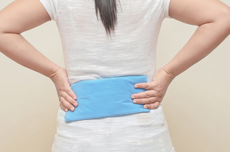 Chữa đau lưng tại nhà nhanh nhất bằng cách chườm nóng hoặc chườm lạnh