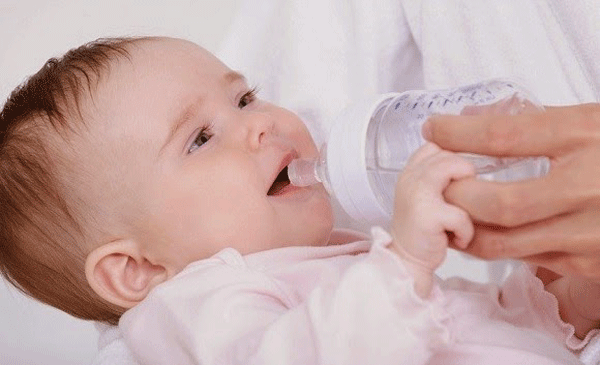 Khi trẻ bị đi tướt lâu ngày các mẹ cần phải bù nước ngay cho trẻ