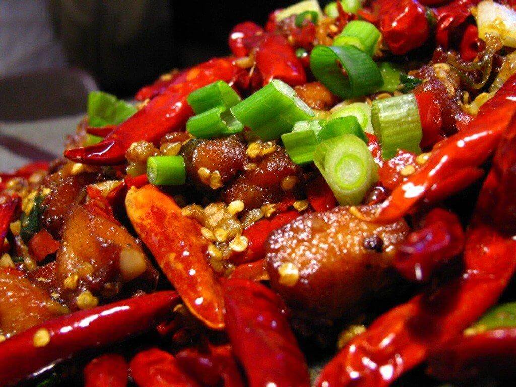 ăn đồ cay nóng cũng là tác nhân tác động đến đường tiểu và là nguyên nhân gây nên bệnh tiểu buốt