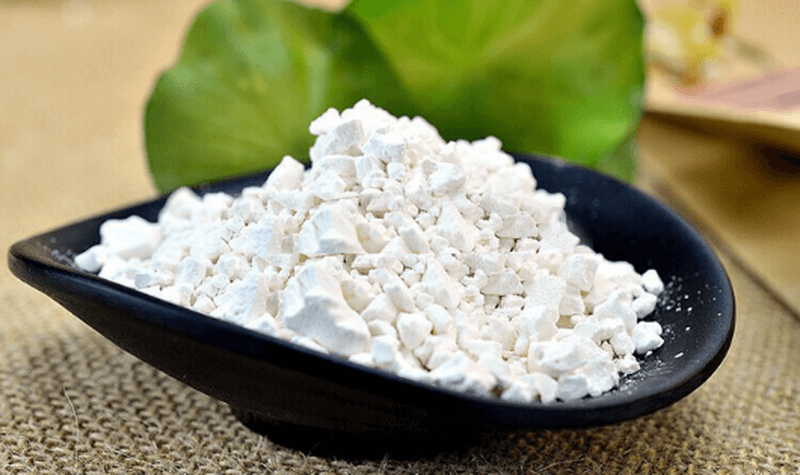 Bột sắn dây có đặc tính mát, giúp thanh nhiệt giải độc hỗ trợ điều trị các chứng bệnh đường tiểu, nhất là tiểu ra máu ở nữ giới