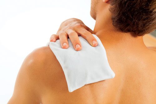 . Bạn có thể lấy đá lạnh rồi bọc trong khăn mềm để chườm lên vùng vai bị đau nhức.