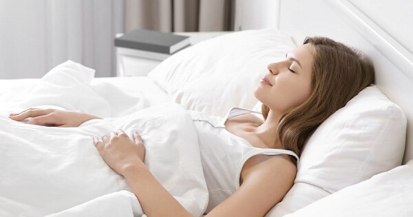 Nằm đúng tư thế sẽ giúp giảm tình trạng khó thở về đêm.