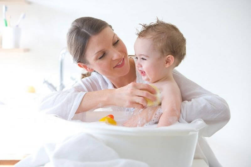 Lúc tắm, mẹ hãy dùng nước ấm rửa mặt cho trẻ