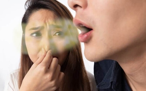 Thức ăn khi tích tụ lâu ngày ở kẽ răng, không được làm sạch sẽ tạo môi trường thuận lợi cho vi khuẩn phát triển và gây ra mùi hôi trong hơi thở