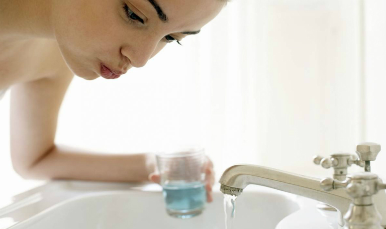 Súc miệng bằng nước muối ấm